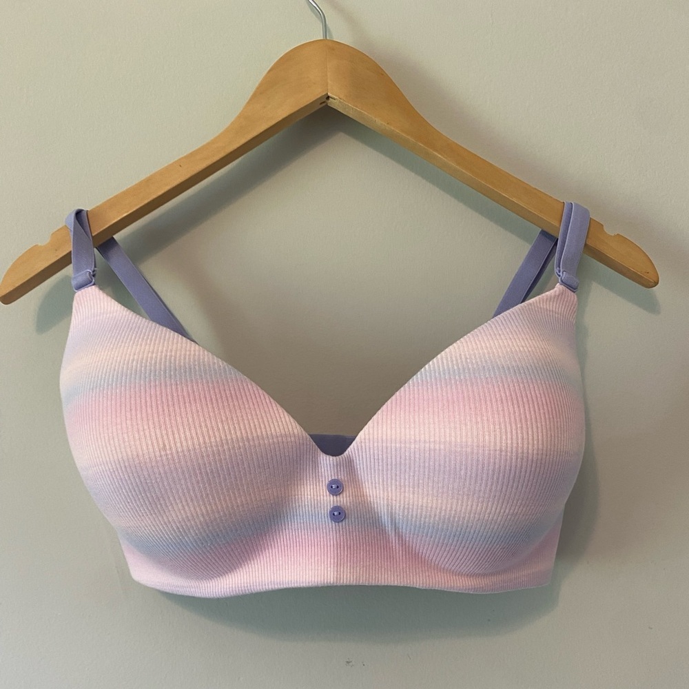 VS 36DD lightly lined, wireless,  new, never worn, colors lilac/pink